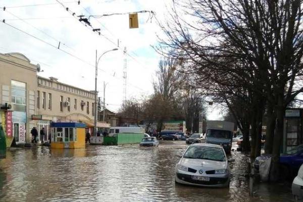 В Одессе коммунальщики боролись с канализационной водой: в городе затопило несколько улиц В Одессе коммунальщики боролись с канализационной водой: в городе затопило несколько улиц