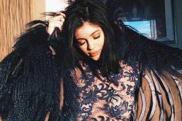 Модель Кайли Дженнер поразила поклонников пикантным нарядом