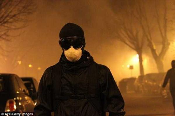 Во Франции ультрас, вооружившись коктейлями Молотова и ледорубами атаковали полицейский участок 