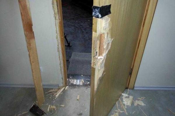 В Киеве неизвестные напали на офис независимого "17 канала": пострадал сторож, украдена техника и материалы В Киеве неизвестные напали на офис независимого "17 канала": пострадал сторож, украдена техника и материалы