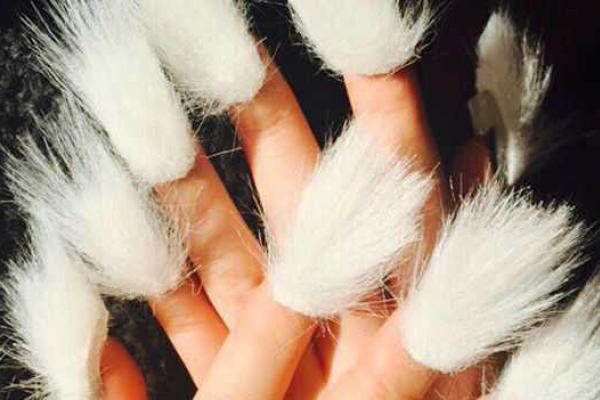 В рамках Нью-Йоркской недели моды представили креативный маникюр: в моду входят пушистые ногти