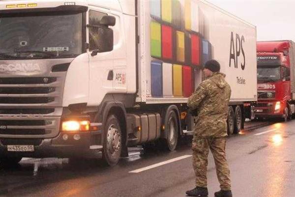 В Закарпатье активисты перекрыли трассу и блокировали фуры с российскими номерами: водители пытаются прорваться В Закарпатье активисты перекрыли трассу и блокировали фуры с российскими номерами: водители пытаются прорваться