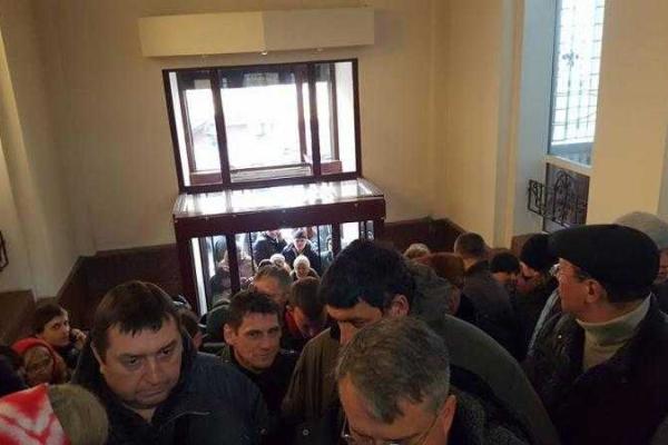 Активисты прорвались в здание Минюста и требуют ареста счетов Сбербанка России в Украине 
