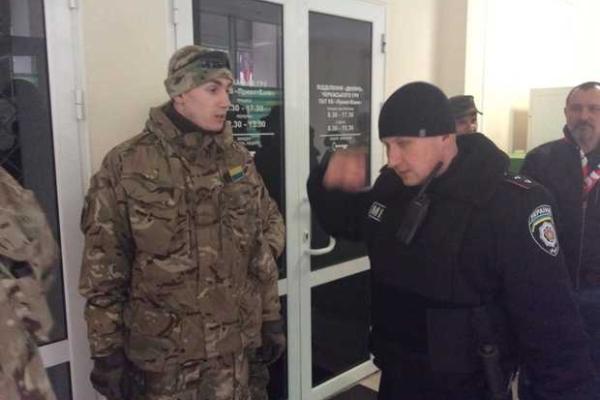 В Черкассах бойцы "Правого сектора" заблокировали центральное отделение "Приватбанка" В Черкассах бойцы "Правого сектора" заблокировали центральное отделение "Приватбанка"