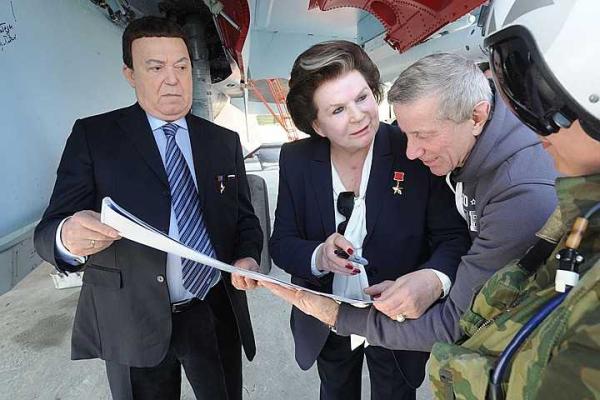 В Сирии депутат Госдумы РФ Кобзон раздавал российским пилотам "ордена ДНР" - СМИ В Сирии депутат Госдумы РФ Кобзон раздавал российским пилотам "ордена ДНР" - СМИ