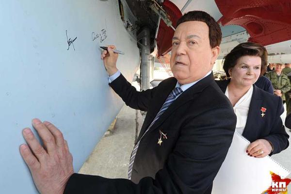 В Сирии депутат Госдумы РФ Кобзон раздавал российским пилотам "ордена ДНР" - СМИ В Сирии депутат Госдумы РФ Кобзон раздавал российским пилотам "ордена ДНР" - СМИ