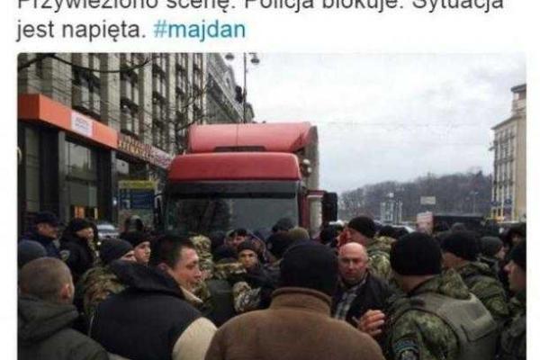 Ситуация на Майдане напряженная: стоят палатки, строят сцену, полиция блокирована Ситуация на Майдане напряженная: стоят палатки, строят сцену, полиция блокирована