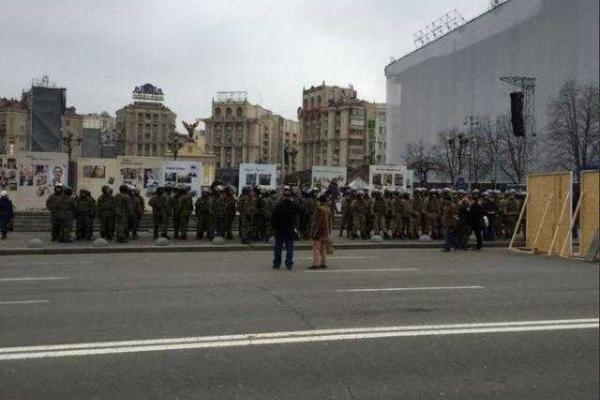 Ситуация на Майдане напряженная: стоят палатки, строят сцену, полиция блокирована Ситуация на Майдане напряженная: стоят палатки, строят сцену, полиция блокирована
