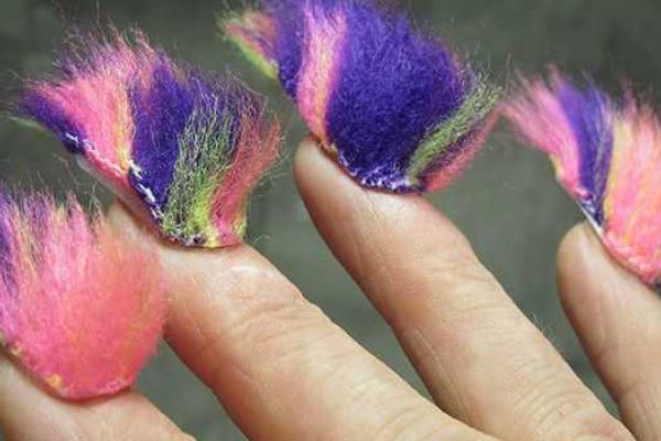 В рамках Нью-Йоркской недели моды представили креативный маникюр: в моду входят пушистые ногти