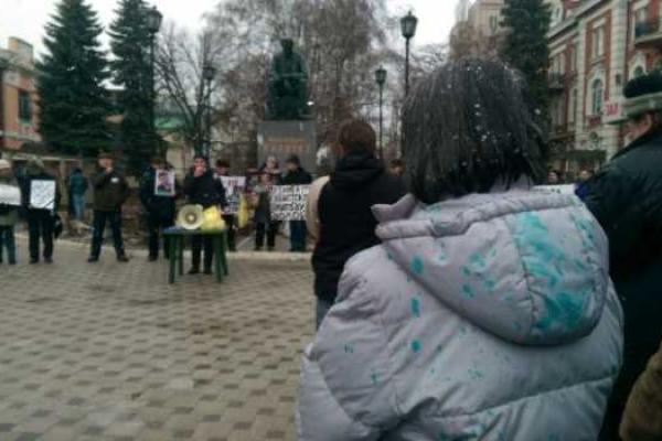 Провокация в Воронеже: участников акции памяти Немцова облили зеленкой и забросали яйцами и мукой