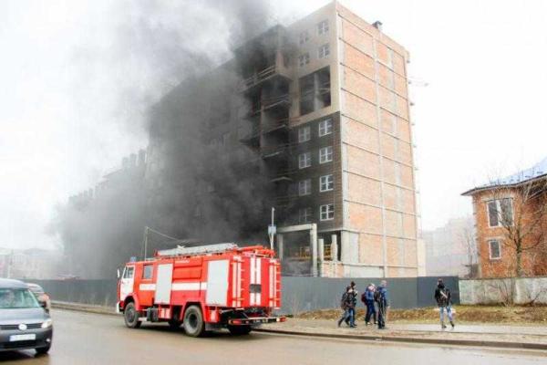 В Черновцах пожарные боролись с огнем на строительстве нового жилого комплекса В Черновцах пожарные боролись с огнем на строительстве нового жилого комплекса