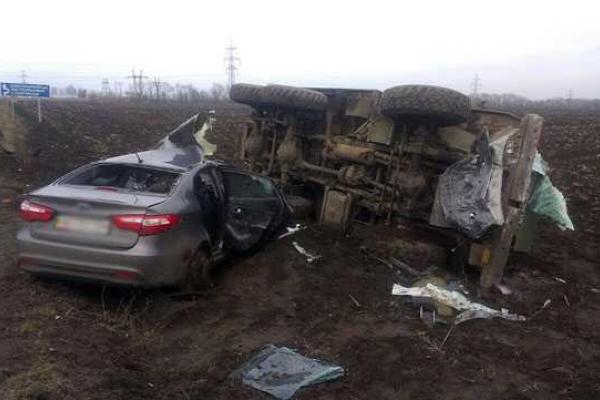 Жуткое ДТП: на Донетчине пьяный водитель "Урала" смял легковушку на "встречке" Жуткое ДТП: на Донетчине пьяный водитель "Урала" смял легковушку на "встречке"