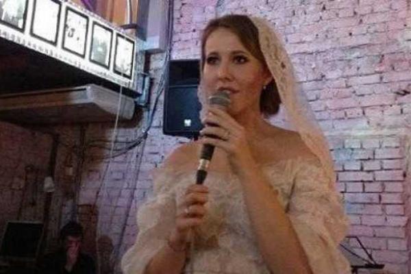 Светская львица Ксения Собчак и актер Максим Витогран отмечают третью годовщину свадьбы