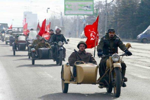 В оккупированном Луганске байкеры провели "красный" автопробег: соцсети жестко прокомментировали действо