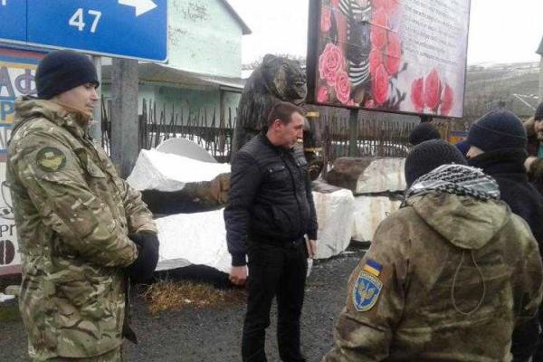 В Закарпатье активисты перекрыли трассу и блокировали фуры с российскими номерами: водители пытаются прорваться В Закарпатье активисты перекрыли трассу и блокировали фуры с российскими номерами: водители пытаются прорваться