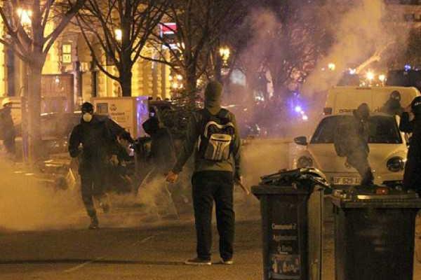 Во Франции ультрас, вооружившись коктейлями Молотова и ледорубами атаковали полицейский участок 
