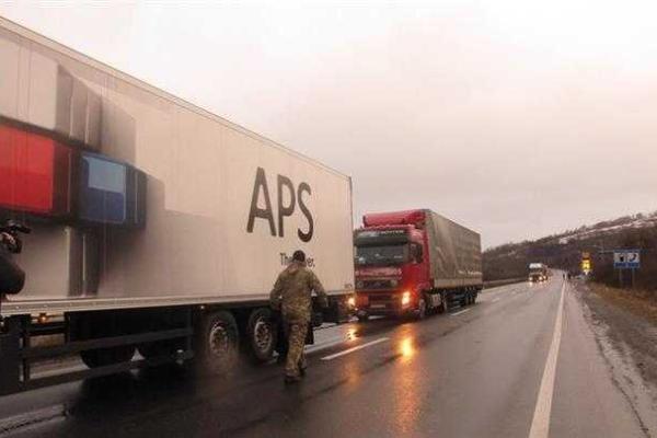 В Закарпатье активисты перекрыли трассу и блокировали фуры с российскими номерами: водители пытаются прорваться В Закарпатье активисты перекрыли трассу и блокировали фуры с российскими номерами: водители пытаются прорваться