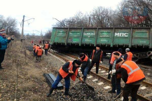 В Ясиноватой продолжаются работы на месте подрыва электровоза, власти "ДНР" заявили о диверсии В Ясиноватой продолжаются работы на месте подрыва электровоза, власти "ДНР" заявили о диверсии
