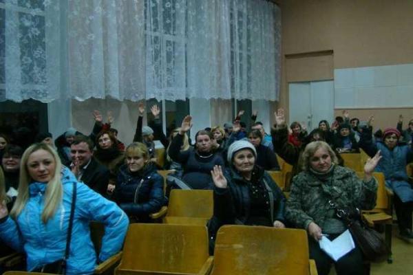 В Рубежном зреет бунт: жители города собирают подписи за отставку мэра В Рубежном зреет бунт: жители города собирают подписи за отставку мэра