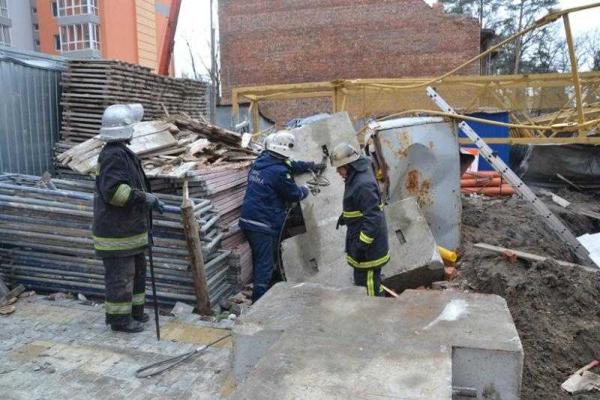 В городе Ирпень на Киевщине рухнул башенный кран: бетонной плитой накрыло рабочего В городе Ирпень на Киевщине рухнул башенный кран: бетонной плитой накрыло рабочего
