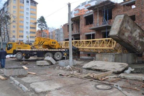 В городе Ирпень на Киевщине рухнул башенный кран: бетонной плитой накрыло рабочего В городе Ирпень на Киевщине рухнул башенный кран: бетонной плитой накрыло рабочего