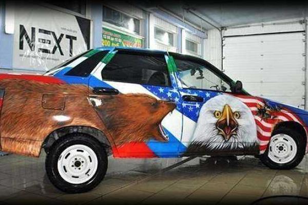 В России дочь пограничника подарила отцу "патриотический" автомобиль: ВАЗ "с ног до головы" покрыт рисунками