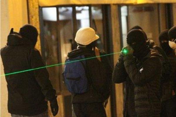 Во Франции ультрас, вооружившись коктейлями Молотова и ледорубами атаковали полицейский участок 