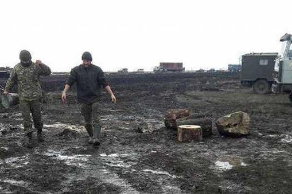 Волонтер показала фото с полигона Широкий Лан: палатки и люди тонут в грязи Волонтер показала фото с полигона Широкий Лан: палатки и люди тонут в грязи