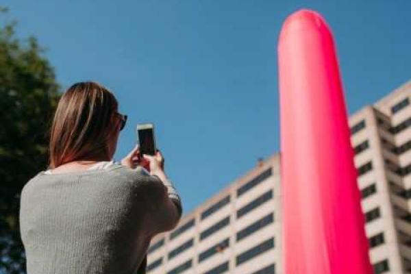 В Сиднее на обелиск в Гайд-парке активисты надели гигантский розовый презерватив