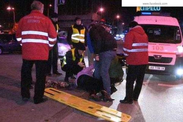 В Киеве водитель-лихач на "Mercedes" сбил пенсионерку на пешеходном переходе и скрылся с места ДТП В Киеве водитель-лихач на "Mercedes" сбил пенсионерку на пешеходном переходе и скрылся с места ДТП