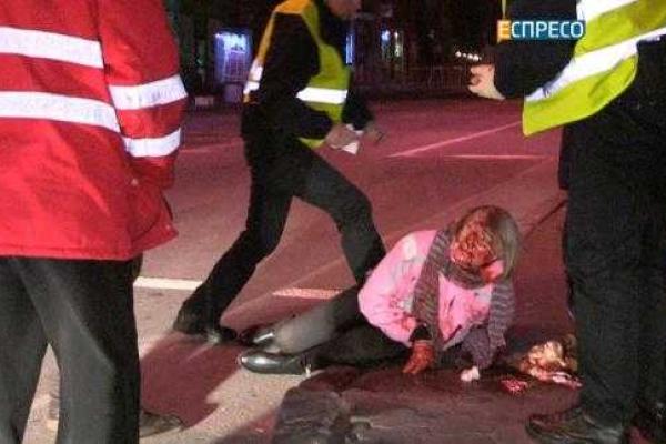 В Киеве водитель-лихач на "Mercedes" сбил пенсионерку на пешеходном переходе и скрылся с места ДТП В Киеве водитель-лихач на "Mercedes" сбил пенсионерку на пешеходном переходе и скрылся с места ДТП