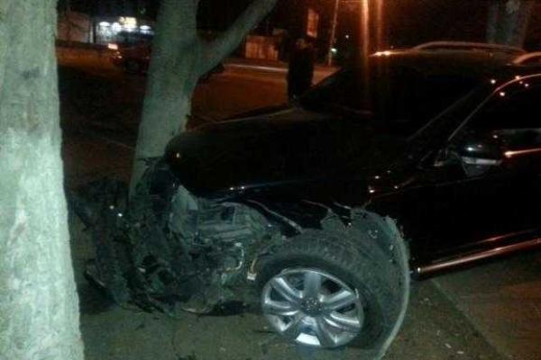 В Киеве легковушка на большой скорости влетела в дерево В Киеве легковушка на большой скорости влетела в дерево
