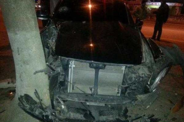 В Киеве легковушка на большой скорости влетела в дерево В Киеве легковушка на большой скорости влетела в дерево
