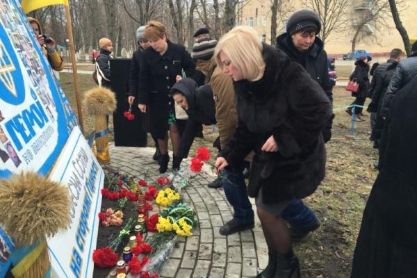 В Сватово на Луганщине провели памятную литургию в честь Героев Небесной Сотни В Сватово на Луганщине провели памятную литургию в честь Героев Небесной Сотни