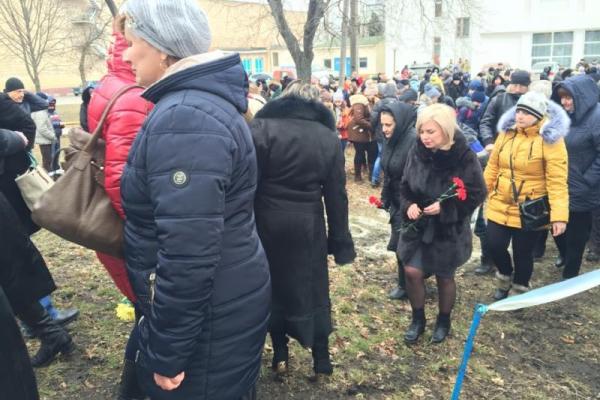 В Сватово на Луганщине провели памятную литургию в честь Героев Небесной Сотни В Сватово на Луганщине провели памятную литургию в честь Героев Небесной Сотни