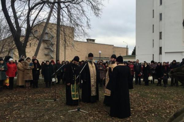 В Сватово на Луганщине провели памятную литургию в честь Героев Небесной Сотни В Сватово на Луганщине провели памятную литургию в честь Героев Небесной Сотни