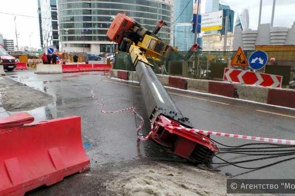 В российской столице на строительной площадке рухнул кран: стрела оказалась на проезжей части