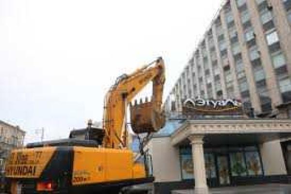 В Москве приступили к сносу торгового центра "Пирамида", постройка которого признана незаконной