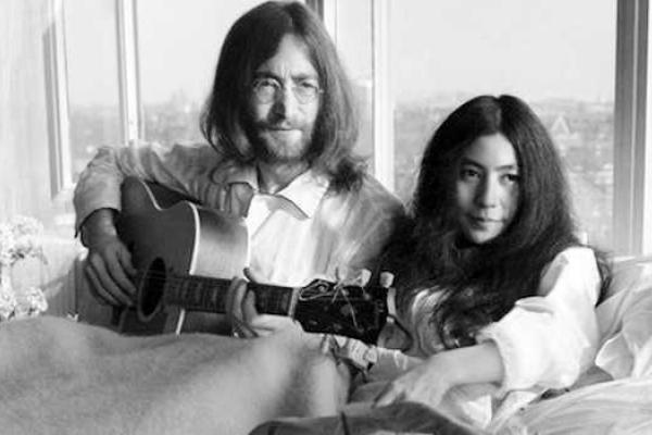 В Нью-Йорке экстренно госпитализирована вдова Джона Леннона Йоко Оно 