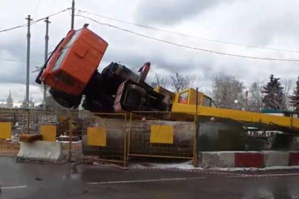В российской столице на строительной площадке рухнул кран: стрела оказалась на проезжей части