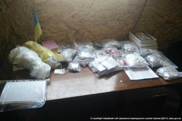 На КПВВ "Марьинка" задержан гражданин Украины, пытавшийся вывезти на оккупированную территорию изделия из драгметаллов На КПВВ "Марьинка" задержан гражданин Украины, пытавшийся вывезти на оккупированную территорию изделия из драгметаллов