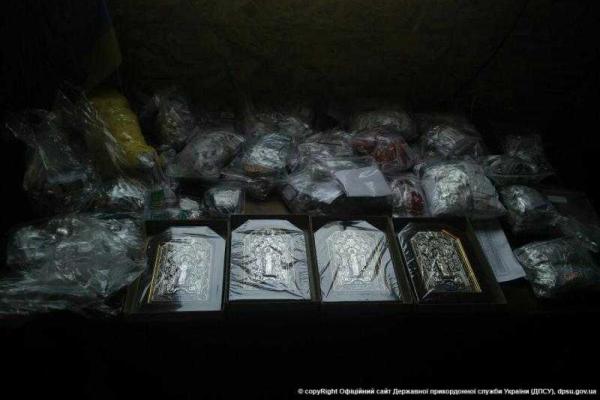 На КПВВ "Марьинка" задержан гражданин Украины, пытавшийся вывезти на оккупированную территорию изделия из драгметаллов На КПВВ "Марьинка" задержан гражданин Украины, пытавшийся вывезти на оккупированную территорию изделия из драгметаллов