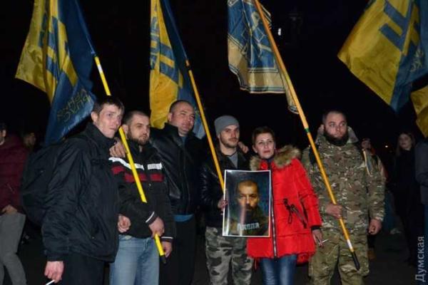 В Одессе провели факельный марш в память о бойцах "Азова", погибших в зоне АТО В Одессе провели факельный марш в память о бойцах "Азова", погибших в зоне АТО
