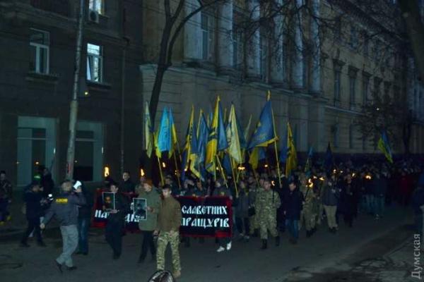 В Одессе провели факельный марш в память о бойцах "Азова", погибших в зоне АТО В Одессе провели факельный марш в память о бойцах "Азова", погибших в зоне АТО