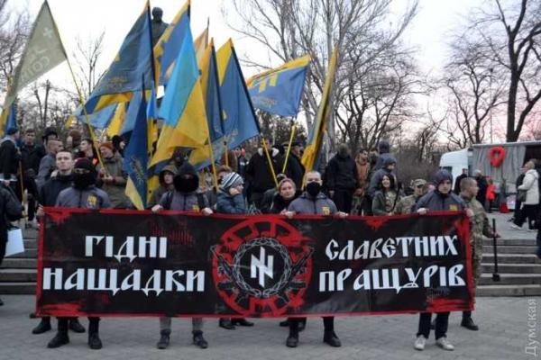 В Одессе провели факельный марш в память о бойцах "Азова", погибших в зоне АТО В Одессе провели факельный марш в память о бойцах "Азова", погибших в зоне АТО