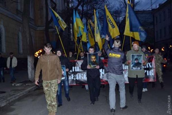 В Одессе провели факельный марш в память о бойцах "Азова", погибших в зоне АТО В Одессе провели факельный марш в память о бойцах "Азова", погибших в зоне АТО