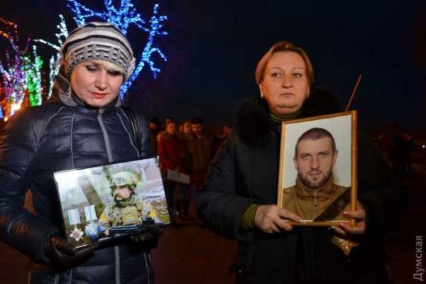 В Одессе провели факельный марш в память о бойцах "Азова", погибших в зоне АТО В Одессе провели факельный марш в память о бойцах "Азова", погибших в зоне АТО