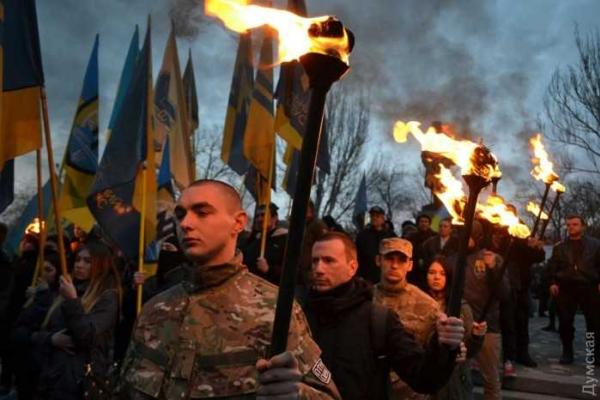В Одессе провели факельный марш в память о бойцах "Азова", погибших в зоне АТО В Одессе провели факельный марш в память о бойцах "Азова", погибших в зоне АТО
