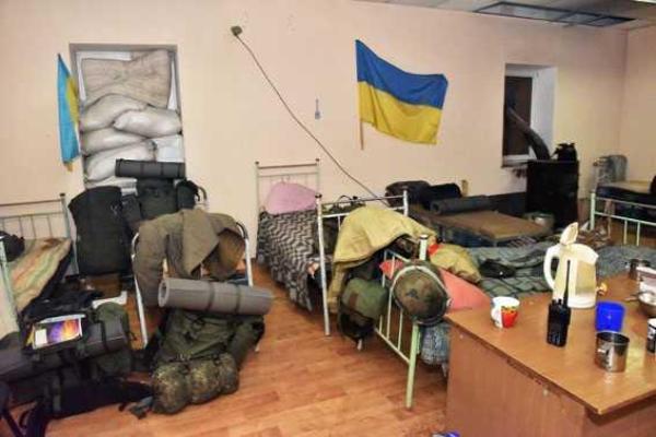 В прифронтовую Марьинку для проведения спецоперации направлены дополнительные силы полиции и спецназа В прифронтовую Марьинку для проведения спецоперации направлены дополнительные силы полиции и спецназа