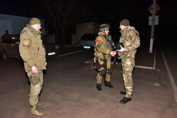 В прифронтовую Марьинку для проведения спецоперации направлены дополнительные силы полиции и спецназа В прифронтовую Марьинку для проведения спецоперации направлены дополнительные силы полиции и спецназа